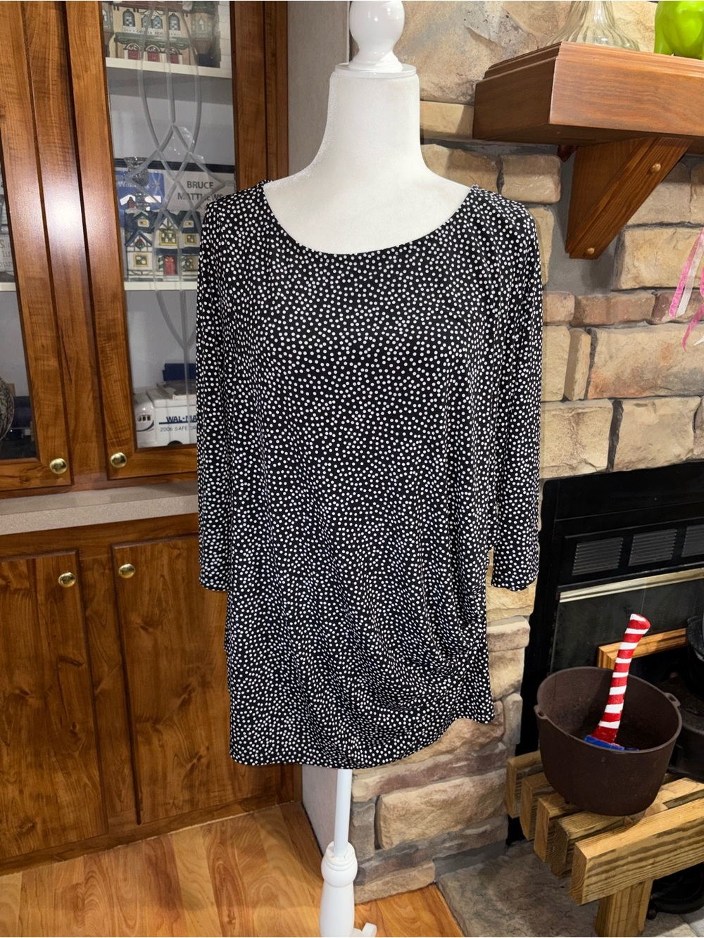 Tahari Black & White Polka Dot Scoop Neck Blouse 3/4 sleeve with ruched side EUC